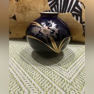 Fukagawa 6.5" Porcelain Cobalt Blue Floral  Decorative Vase With Gold Inlay